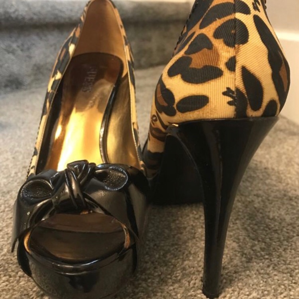 GUESS LEOPARD PRINT HEELS
